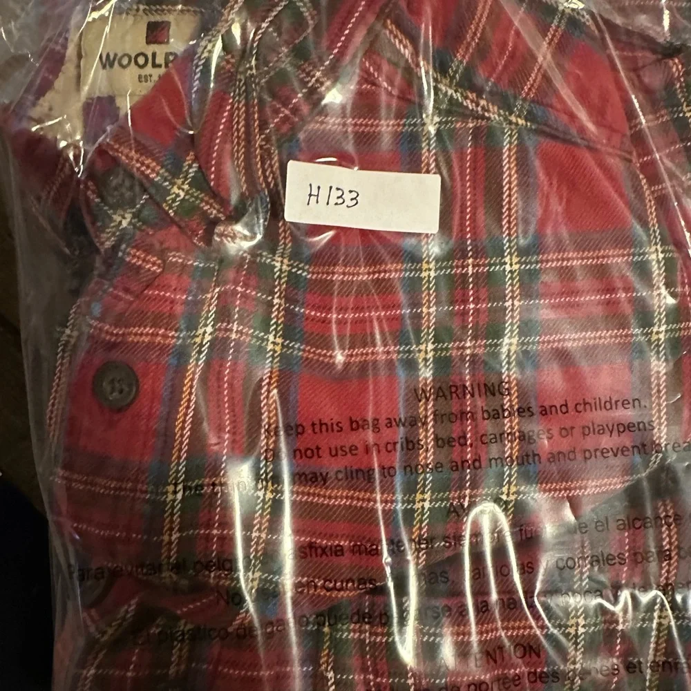 WOOLRICH FLANNEL BUTTON DOWN MENS SIZE Medium 100% Cotton Red Plaid Long Sleeve‎